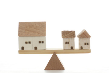 模型とシーソーを使った住宅事情の比較