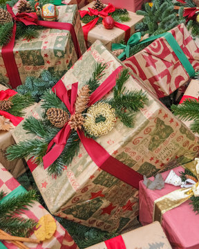 viele Weihnachtsgeschenke