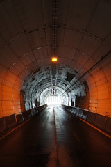 町道のトンネルの中