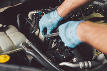 Obraz premium Hands of car mechanic in auto repair service