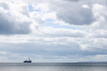 Obraz premium Schiff in der Ostsee mit Wolken