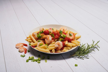 Nudelgericht mit Tomatensosse und Garnelen