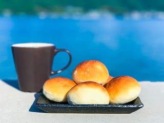 海辺でパンを食べる