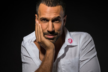 Fototapeta premium Mann mit Lippenstift am Hemd, verliebt