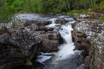 Der Wasserfall von Invermoriston in den schottischen Highlands