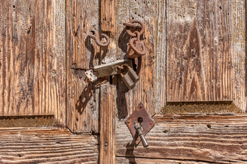Türschloss an einer Holztür