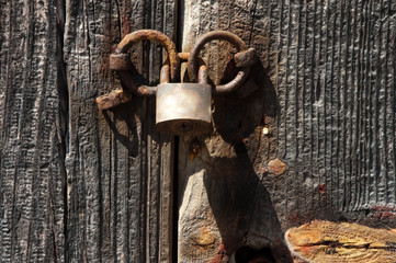 Türschloss an einer Holztür