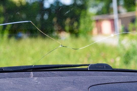 Riss in der Frontscheibe eines Autos