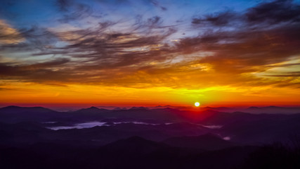 Obraz premium 日本、中国山地の絶景、掛頭山からの雲海と朝日