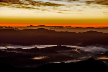 Fototapeta na wymiar 日本、中国山地の絶景、掛頭山からの雲海と朝日