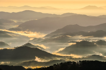 日本、中国山地の絶景、掛頭山からの雲海と朝日