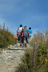 Obraz premium wanderer im kleinwalsertal auf dem walmendingerhorn