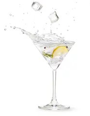 Tuinposter ijsblokjes vallen in een gin martini cocktail spatten op witte achtergrond © popout