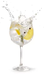 Zelfklevend Fotobehang gin tonic gegarneerd met citroen en rozemarijn spatten op witte achtergrond © popout