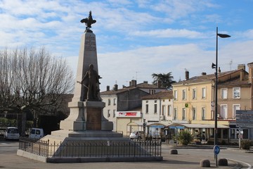 VILLAGE MEDIEVAL DE CREST - DROME PROVENCALE - FRANCE