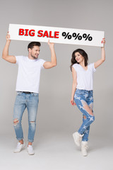 Obraz premium Happy summer couple with white board