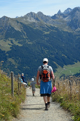 wanderer im kleinwalsertal auf dem walmendingerhorn