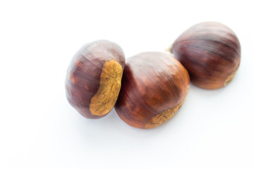 castañas sobre fondo blanco