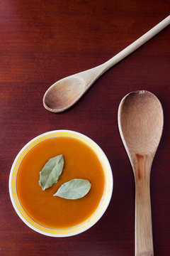 CREMA DE CALABAZA CON  HOJAS DE LAURES Y CUCHARAS DE MADERA