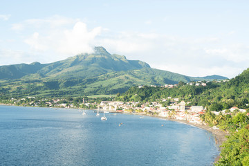 Village devant le volcan de la Montagne Pelée