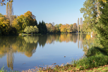 See in herbstlicher Stimmung