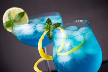 Crédence de cuisine en verre imprimé Cocktail Cocktails lagon bleu