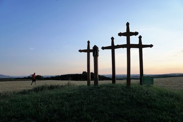 Wiese in Süddeutschland mit Vulkanen und Blick auf die Schweiz