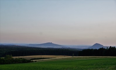 Obraz premium Wiese in Süddeutschland mit Vulkanen und Blick auf die Schweiz
