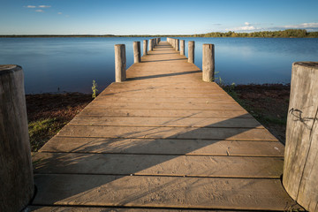 Fototapeta premium See mit Steg und blauer Himmel