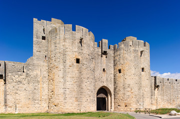 Fototapeta na wymiar Stadtmauer von Aigues-Mortes in Südfrankreic in