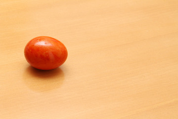 rotes osterei auf tisch