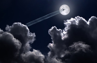 Obraz premium Jet plane and contrail on the background of the full moon