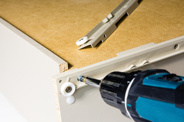 Attaching the slider to the drawer