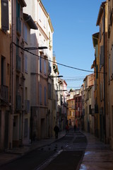 Fototapeta na wymiar Rue de ville du sud de la France et batiment délabré