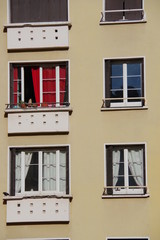 Fenêtre d'immeuble HLM d'habitat social