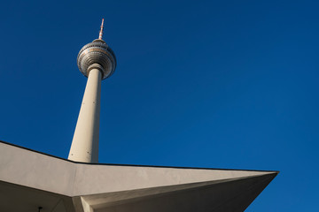Berliner Fernsehturm an einem sonnigen Herbsttag © dL
