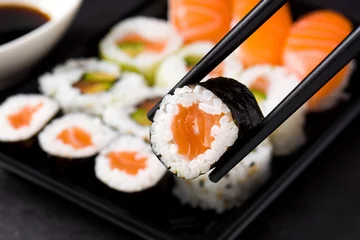 Papier Peint photo Bar à sushi sushi et baguettes sur fond de paquet de sushi