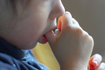 Enfant qui tète son pouce