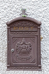 Schöner alter Briefkasten an einer Wand