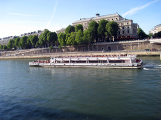 Naklejka premium boat on the Seine, Paris