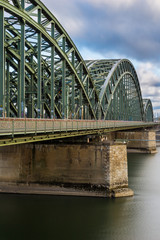Blick auf die menschenleere Hohenzollernbrücke bei wolkigem Wetter in Köln.