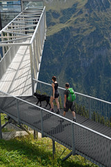 wanderer im kleinwalsertal auf dem walmendingerhorn am aussichtssteg