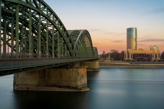 Blick auf Köln, den Köln Triangle, das Hyatt Hotel und den langen Fluss Rhein in Köln 2018.