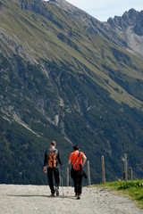 wanderer im kleinwalsertal auf dem walmendingerhorn
