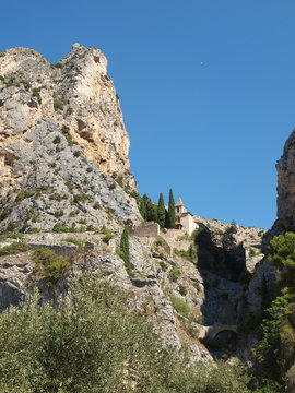 Moustiers-Sainte-Marie dans les Alpes-de-Haute-Provence. La Chapelle Notre-Dame-de-Beauvoir au sommet du village accessible par un sentier pav&eacute;