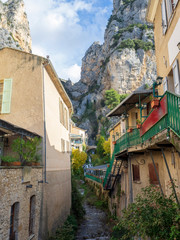 Moustier-Sainte-Marie. La cascade au centre du village