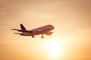 Jet bei der landung mit gegenlicht