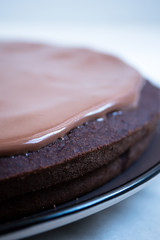 gâteau et glaçage au chocolat