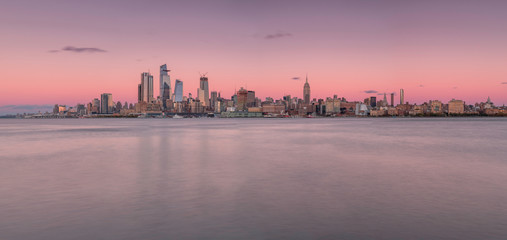 Fototapeta premium Panorama of Midtown Manhattan at sunset from the hudson river