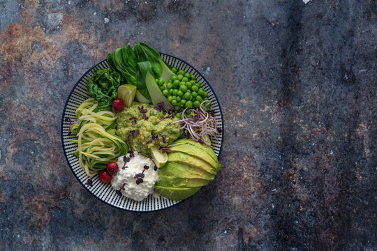 Gesundes vegetarische Superfood Bowl Essen mit Eiweiß Protein und Vitaminen für gesunde Ernährung im Winter